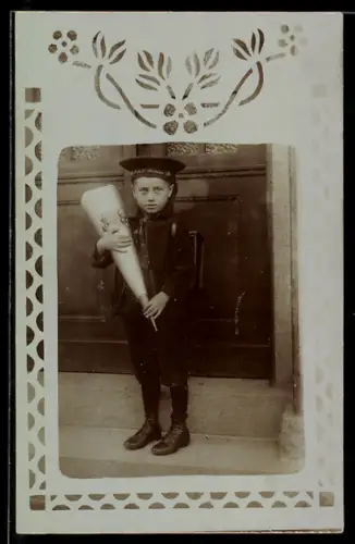 Foto-AK Schulanfänger mit Schultüte u. Marinemütze, Ornament-Passepartout