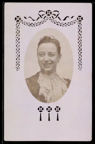 Foto-AK Lächelnde Dame, Ornament-Passepartout