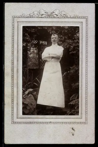 Foto-AK Mann mit weisser Schürze in einem Garten, Ornament-Passepartout