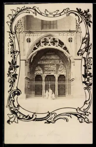 Foto-AK Dame mit zwei Kindern vor einem ornamentierten Portal, Blumen-Passepartout
