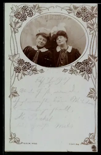 Foto-AK Zwei vergnügte Damen, Blumen-Passepartout