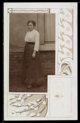 Foto-AK Junge Dame vor einer Hauswand, Weidenkätzchen, Ornament-Passepartout