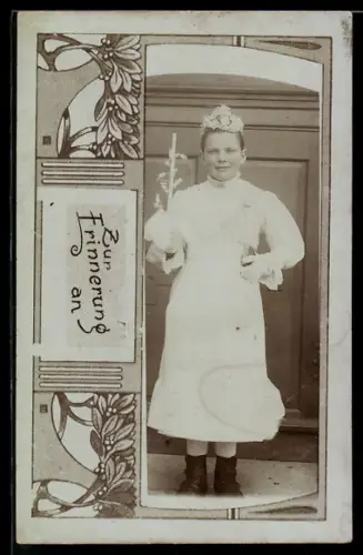 Foto-AK Kommunionkind mit Kerze, Ornament-Passepartout mit Lorbeer