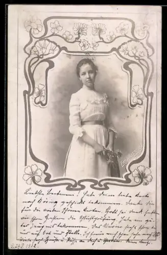 Foto-AK Junges Mädchen mit Blumensträusschen, Blumen-Passepartout