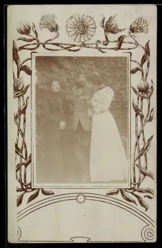 Foto-AK Elegantes Trio im Grünen, Blumen-Passepartout, 1901