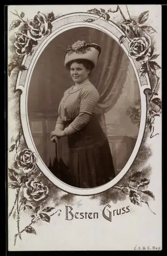 Foto-AK Dame mit Blumenhut, Rosen-Passepartout