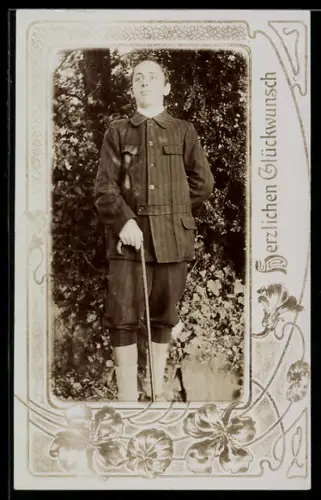 Foto-AK Wanderer im Grünen, Blumen-Passepartout, Glückwunsch