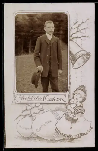Foto-AK Junger Mann am Waldrand, Passepartout, Mädchen mit Glocke u. Ostereiern, Ostergruss