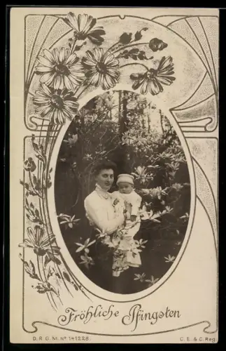 Foto-AK Mutter mit Baby im Grünen, Blumenstrauss, Ornament-Passepartout, Pfingstgruss