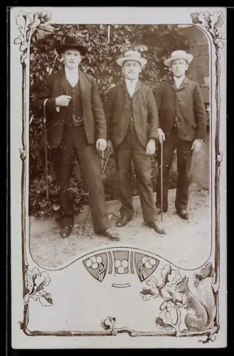 Foto-AK Drei junge Herren mit Spazierstöcken, Eichen-Passepartout, Eichhörnchen