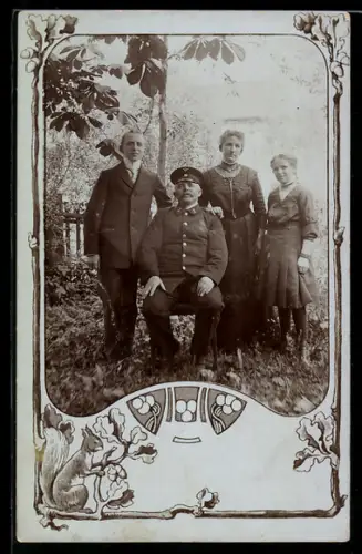 Foto-AK Soldat mit Familie in einem Garten, Eichen-Passepartout, Eichörnchen