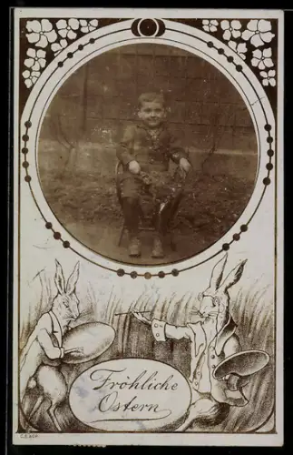 Foto-AK Kleiner Junge im Freien, Ornament-Passepartout, Osterhasen beim Bemalen von Eiern, Ostergruss