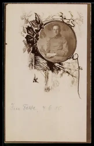 Foto-AK Soldat in Uniform, Passepartout mit Blättern u. Schwalbe