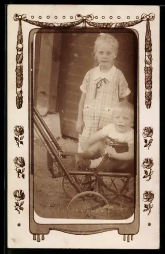 Foto-AK Kinderpaar mit Karren, Passepartout mit Rosen