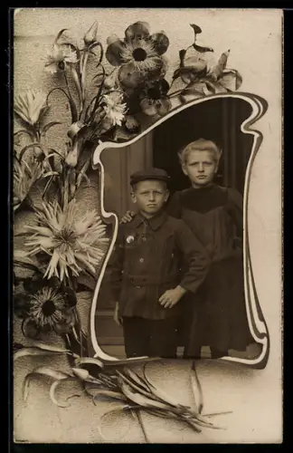 Foto-AK Kinderpaar, Ornament-Passepartout, Blumenstrauss