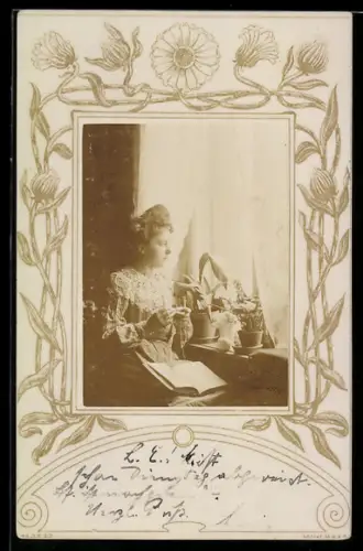 Foto-AK Junge Dame vor Blumen-Fensterbank, Blumen-Passepartout