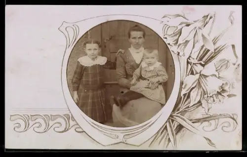 Foto-AK Mutter mit Kindern vor einer Haustür, Ornament-Passepartout, Narzissen