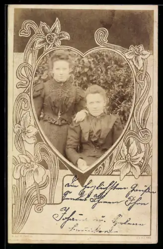 Foto-AK Zwei Damen im Grünen, Herz-Passepartout, Blumen