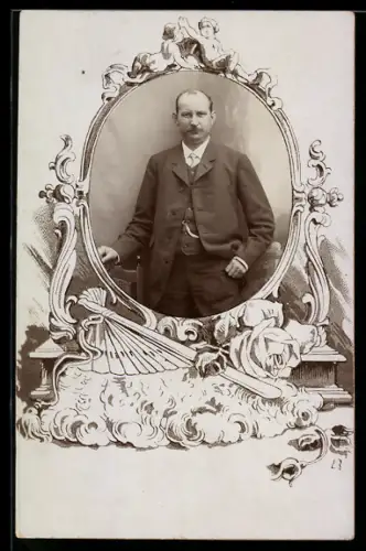 Foto-AK Herr im Dreiteler mit Uhrenkette, Passepartout mit Kinderfiguren, Fächer, Rosen