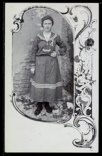 Foto-AK Junge Frau im Matrosenkleid, Ornament-Passepartout mit Engel u. Schmetterling