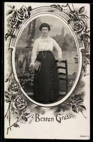 Foto-AK Elegante Dame vor Gewässerkulisse, Rosen-Passepartout, 1917