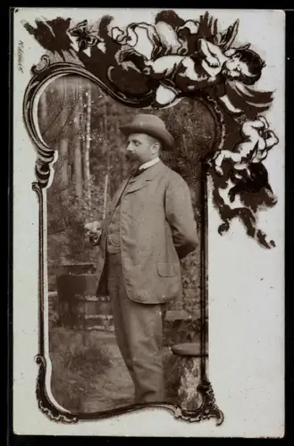 Foto-AK Herr mit Uhrenkette am Waldrand, Ornament-Passepartout, Engel