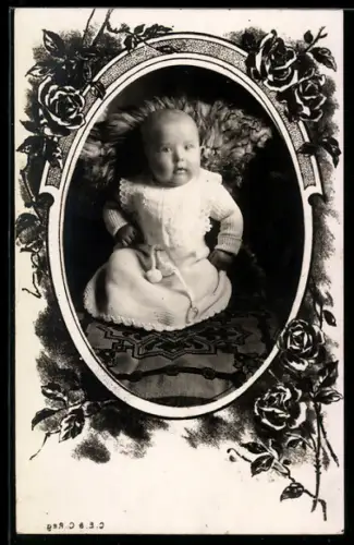 Foto-AK Baby im Wollkleidchen, Rosen-Passepartout