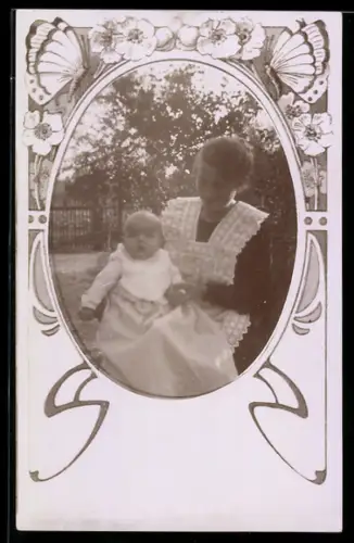 Foto-AK Mutter mit Täufling im Garten, Ornament-Passepartout mit Schmetterlingen