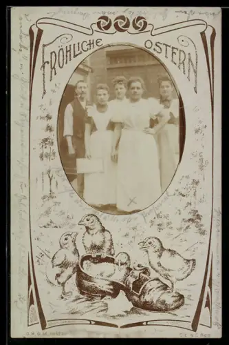 Foto-AK Junge Damen und Herr mit Pfeife, Eier-Passepartout, Küken mit Schuh, Ostergruss