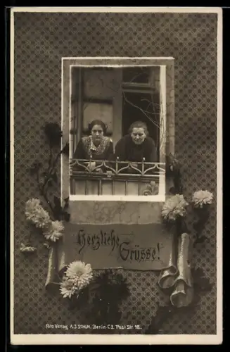 Foto-AK Zwei Damen schauen aus einem Fenster, Passepartout, Blumen, Ornamente, Gruss-Schild