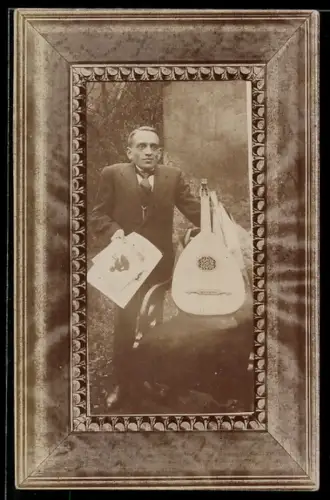 Foto-AK Untersetzter Herr mit Laute, Ornament-Passepartout