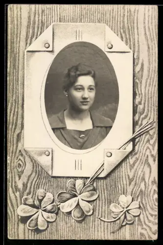 Foto-AK Junge Dame, Passepartout mit gehefteten Ecken, Kleeblätter, Holzmaserung