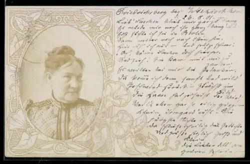 Foto-AK Ältere Dame mit Hochsteckfrisur, Blumen, Passepartout