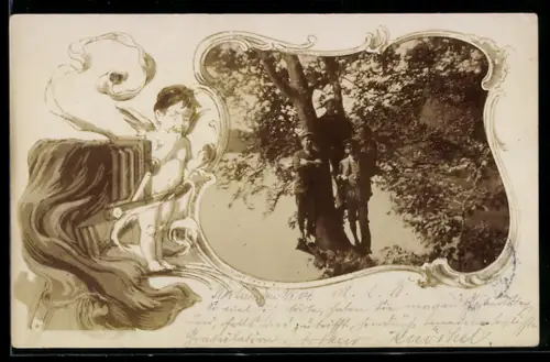 Foto-AK Vier Männer auf einem Baum, Englein mit Fotoapparat, Passepartout