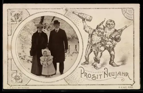 Foto-AK Ehepaar mit Kind im Winter, Zwerge öffnen Sektflaschen, Neujahrsgruss, Passepartout