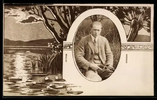 Foto-AK Junger Mann mit einem Gewehr, Uferlandschaft am Abend, Passepartout