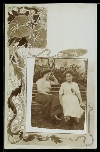 Foto-AK Zwei elegante Fräuleins an Bank, Pflanze, Passepartout