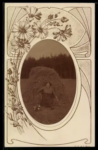 Foto-AK Frau sitzt vor einem Heuhaufen, Margeriten, Passepartout
