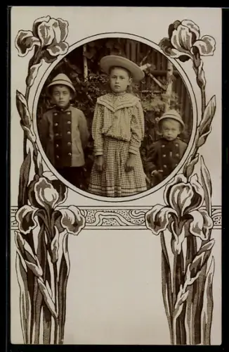 Foto-AK Mädchen im karierten Kleid zwischen Jungen, Blumen, Passepartout