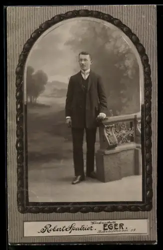 Foto-AK Junger Herr im Anzug mit Krawatte, Passepartout