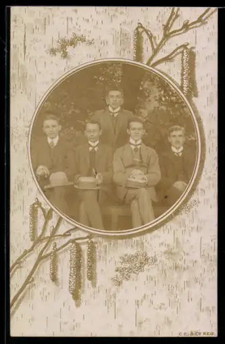 Foto-AK Fünf junge Männer im Anzug mit Krawatte, Zweige, Passepartout
