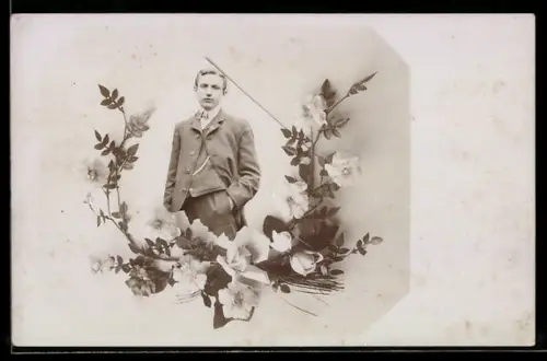 Foto-AK Junger Mann im Anzug mit Fliege, Blumen, Passepartout