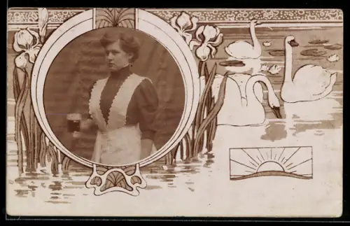 Foto-AK Kellnerin mit einem Bierglas, Schwäne auf dem Wasser, Passepartout