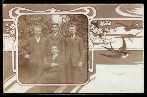 Foto-AK Vier junge Männer in eleganter Kleidung, Schwalben an Blütenzweig, Passepartout