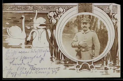 Foto-AK Soildat in Uniform mit Schirmmütze, Schwäne auf dem Wasser, Passepartout