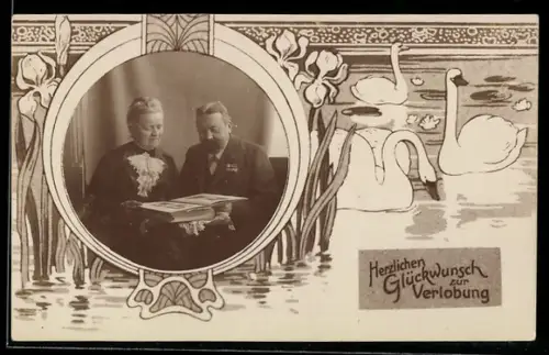 Foto-AK Älteres Ehepaar mit Fotoalbum, Schwäne auf dem Wasser, Glückwunsch zur Verlobung, Passepartout