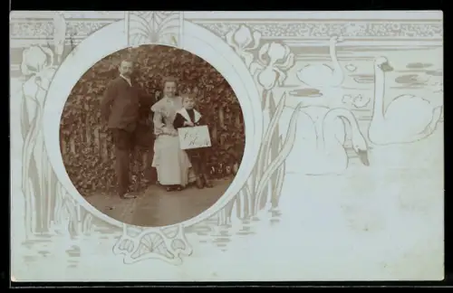 Foto-AK Ehepaar mit seinem Sohn, Schwäne auf dem Wasser, Neujahrsgruss, Passepartout