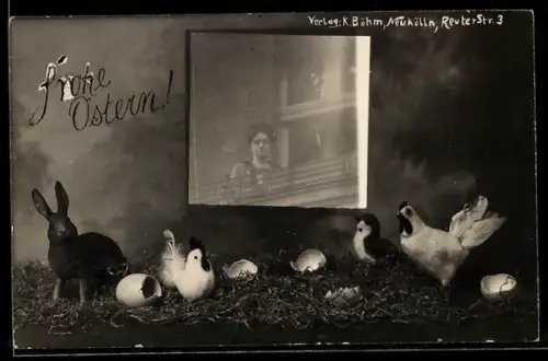 Foto-AK Frau auf dem Balkon, Osterhase mit Hühnern, Ostergruss, Passepartout