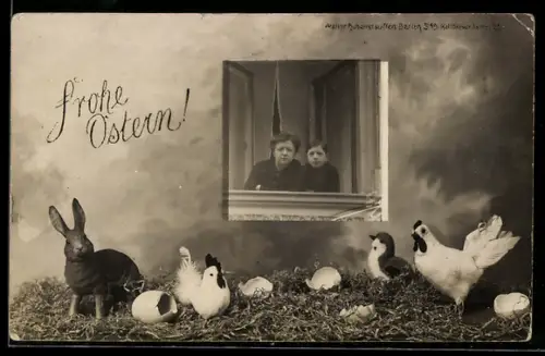 Foto-AK Frau mit Sohn am Fenster, Osterhase mit Hühnern, Ostergruss