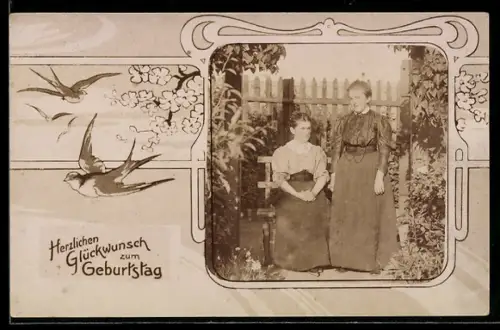 Foto-AK Zwei elegante Damen an Bank, Schwalben an Blütenzweig, Geburtstagsgruss, Passepartout